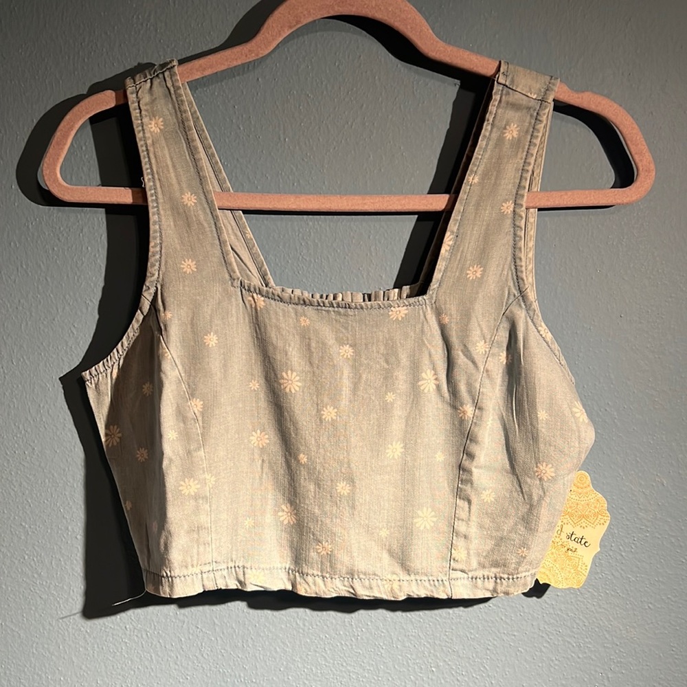 altr’d state- daisy patterned cropped top